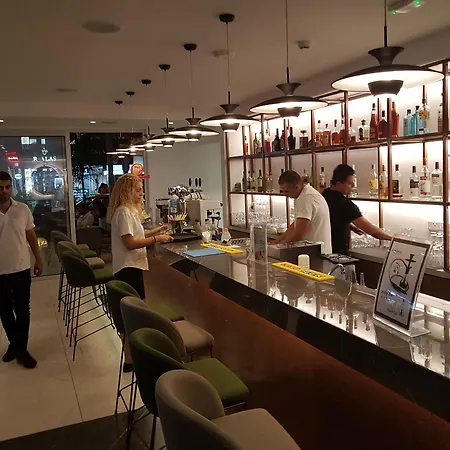 Anthea アパートホテル 3*